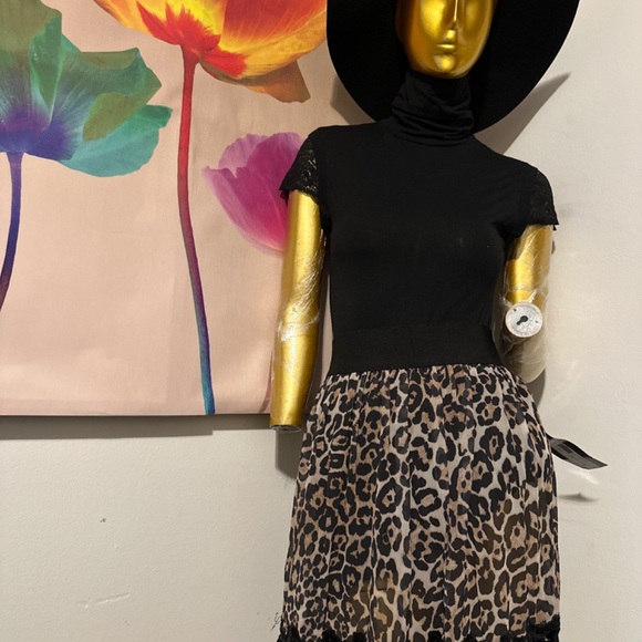 DRESSES - Picture 2 of 3